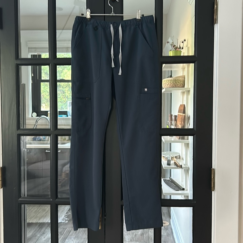 FIGS Size small scrub pants